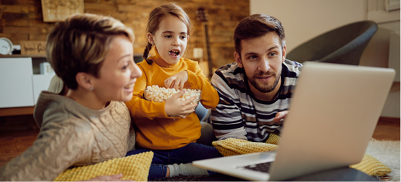 Família assistindo no notebook